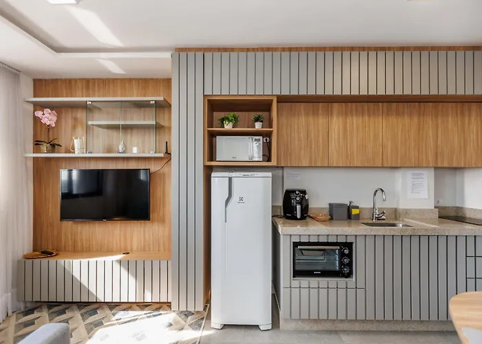 Apartamento ensolarado em condomínio clube