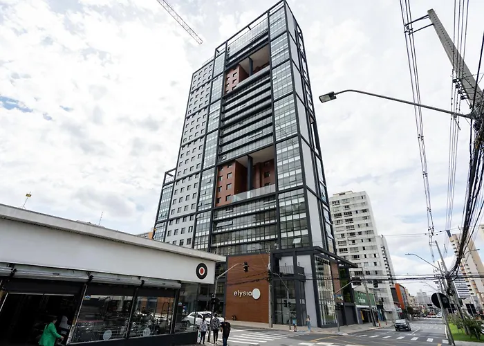 Apartamento ensolarado em condomínio clube